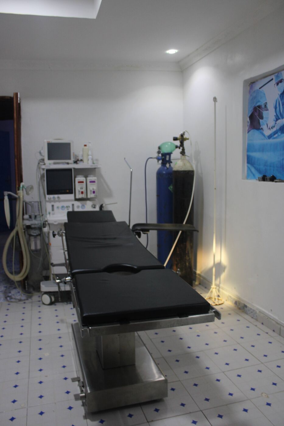 Our operating theatre, with operating table, anaesthesia machine and oxygen supply